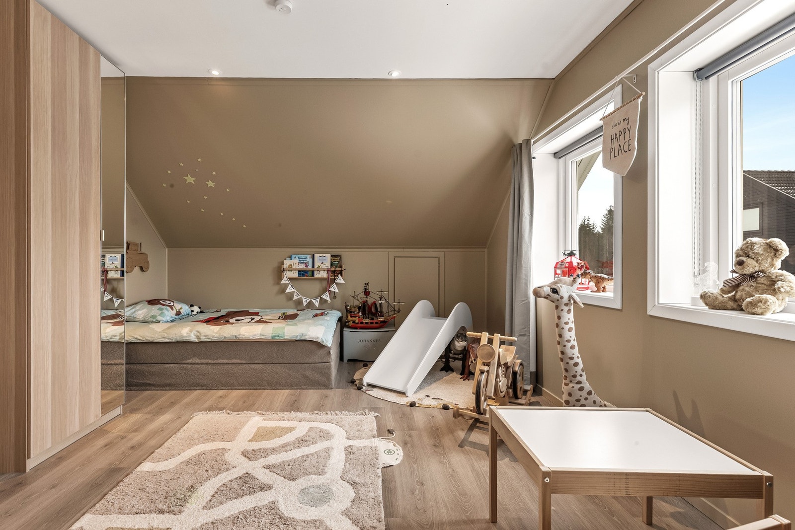 Flott soverom med plass til både seng, skrivepult og oppbevaring, et perfekt barnerom Galleribilde