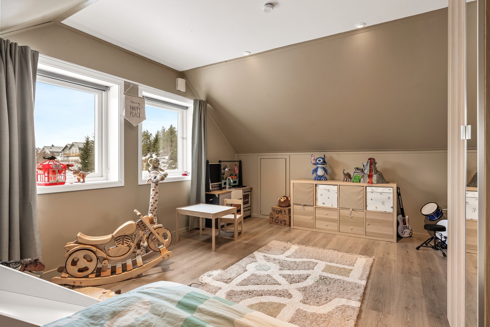 Fire isolerte kneveggsboder gir rikelig med skjult oppbevaringsplass Galleribilde