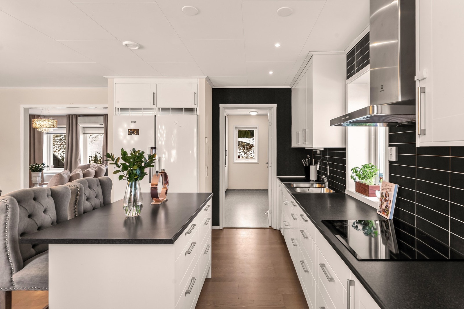 Fra kjøkken er det tilgang til praktisk vaskerom som forenkler hverdagen for en aktiv barnefamilie Galleribilde