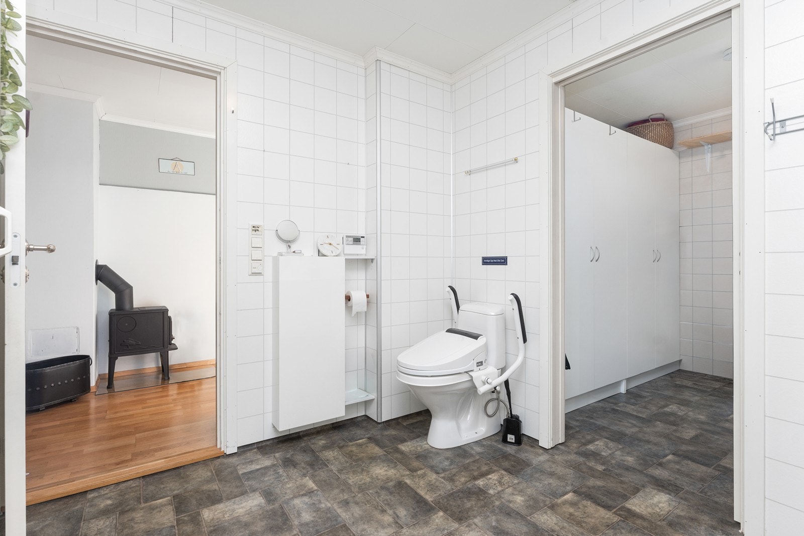 Godt med garderobeskap på vaskerommet Galleribilde