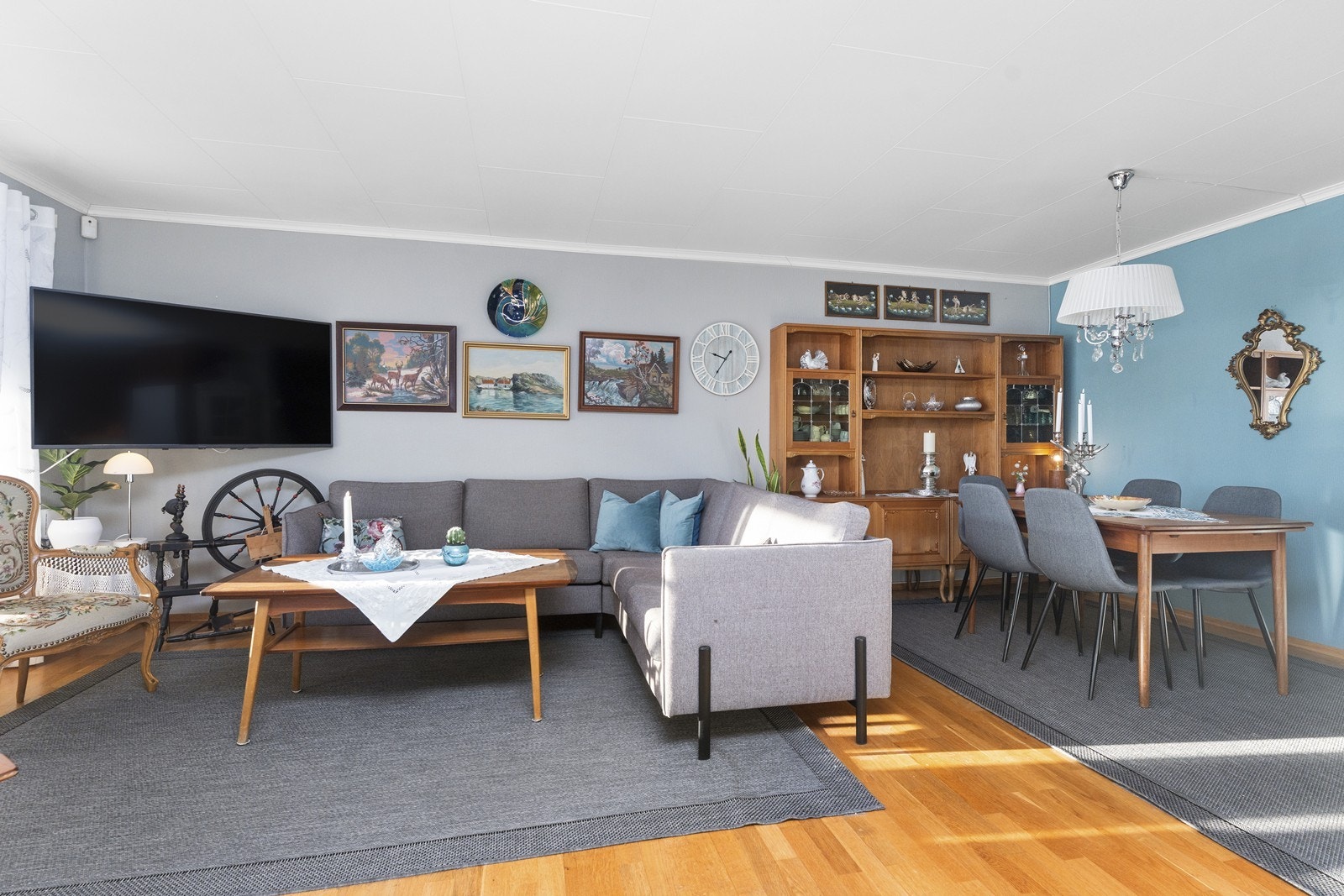 Koselig stue med åpen kjøkkenløsning Galleribilde