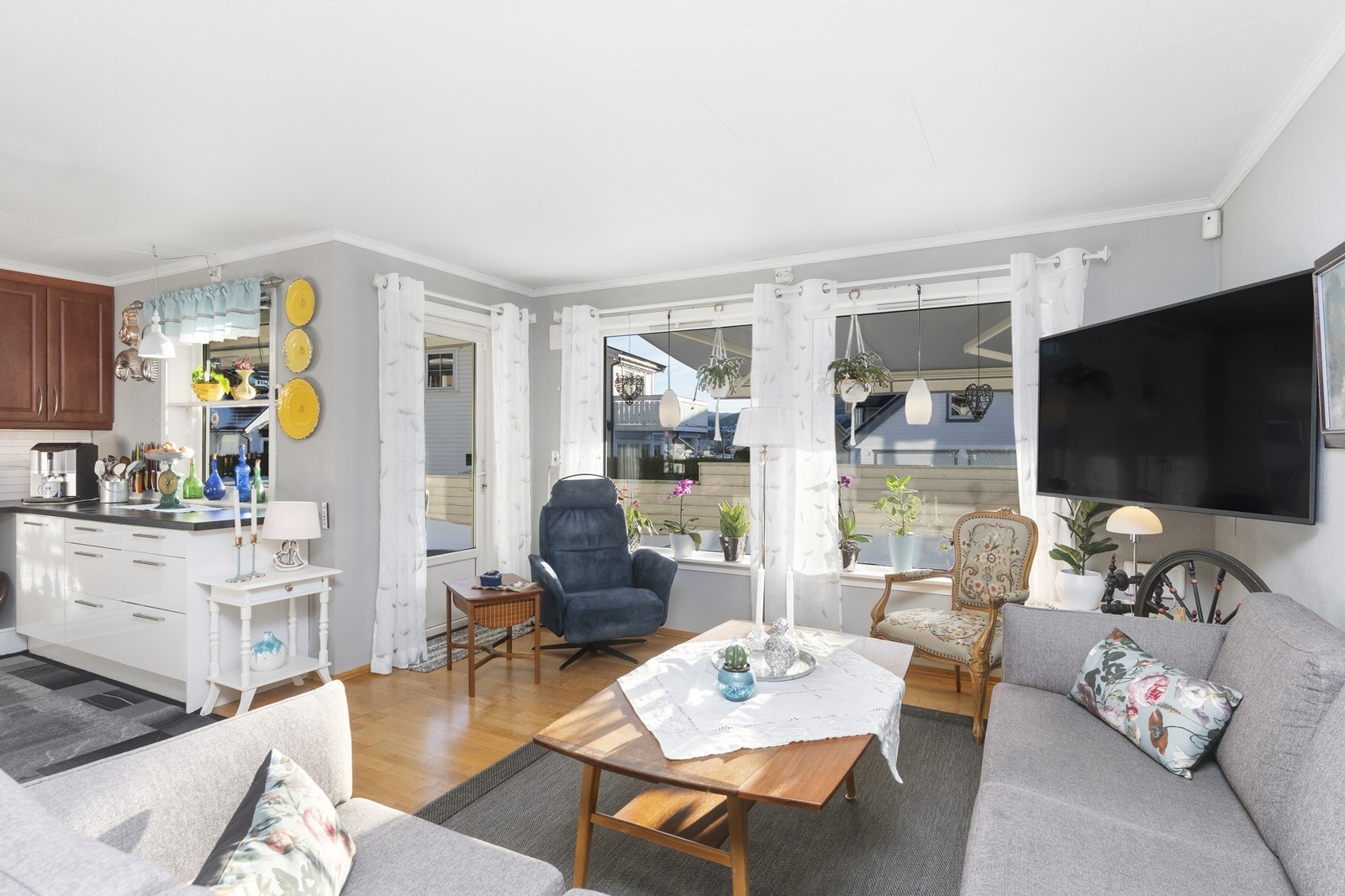 Nyere elektriske markiser på stuevinduene. Galleribilde