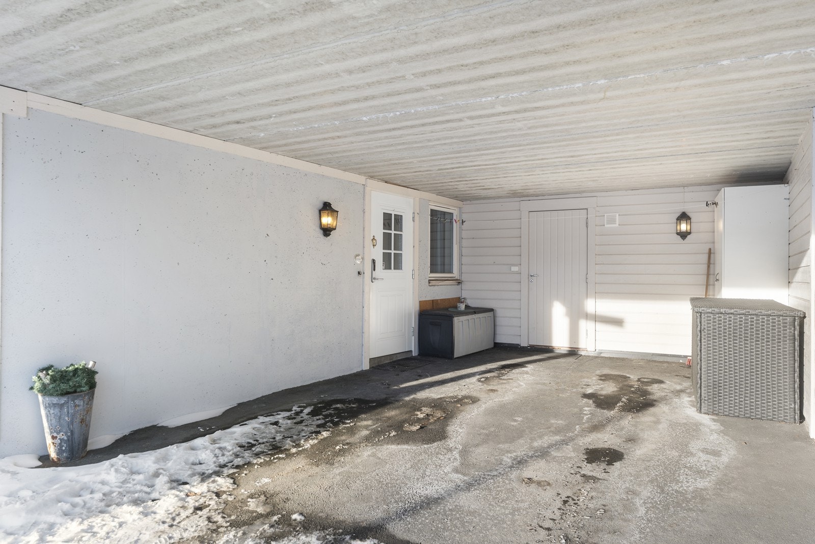 Praktisk carport like ved inngangspartiet. Bod i bakkant. Galleribilde