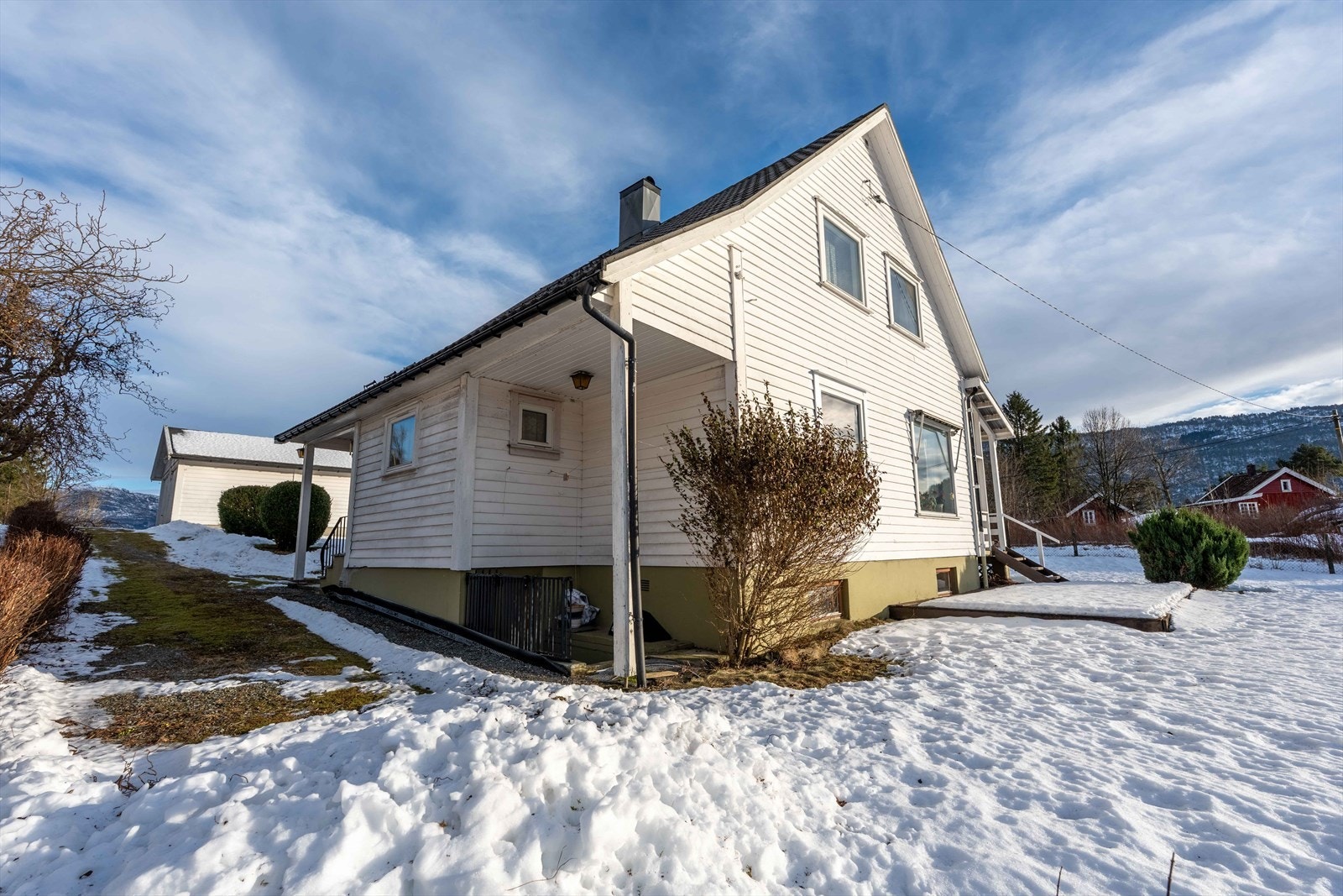 Fasade - overbygd kjellerinngang Galleribilde