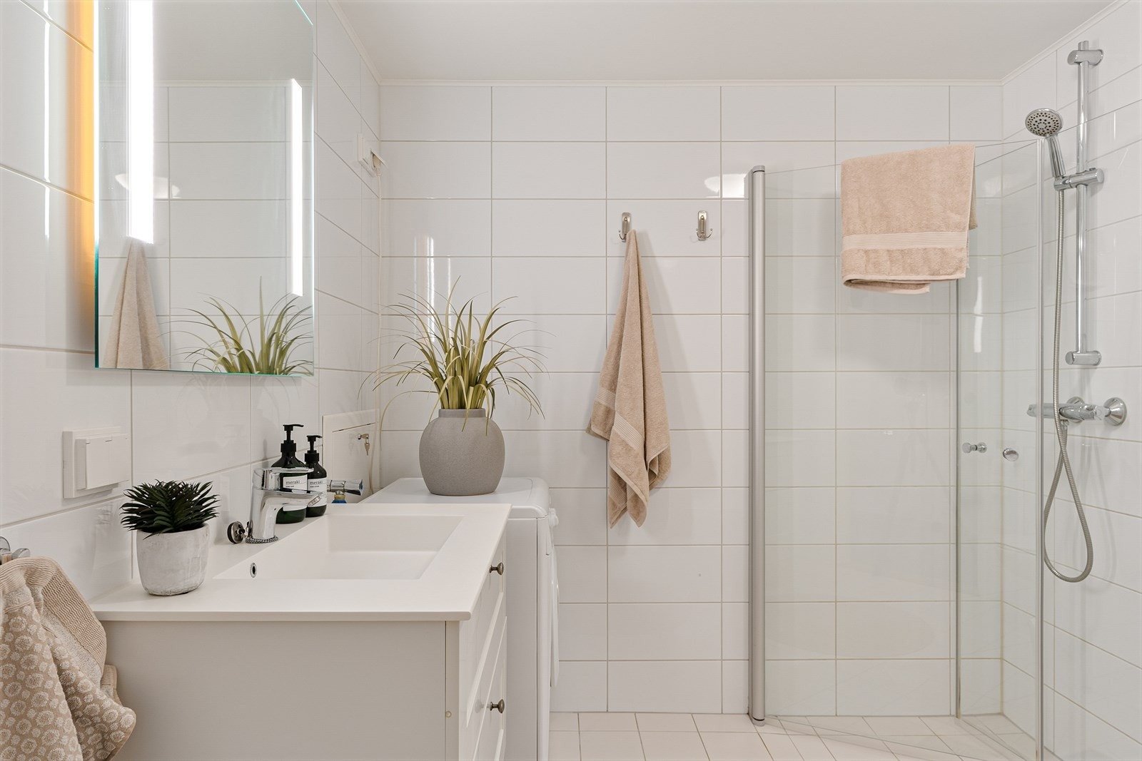 Badet er flislagt på både vegger og gulv, med behagelig gulvvarme. Galleribilde