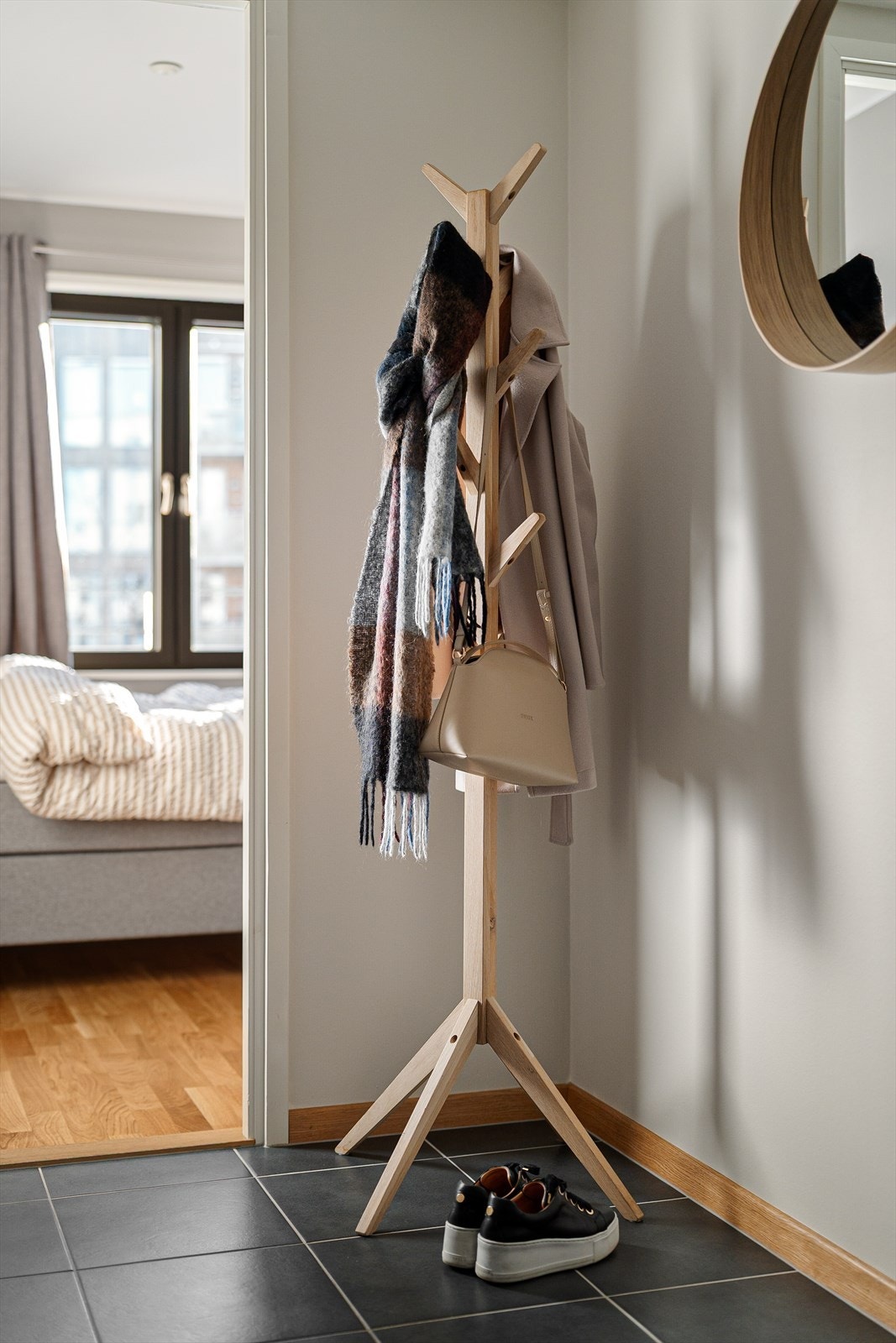 Fra entreén har du tilgang til de fleste rommene i leiligheten. Galleribilde