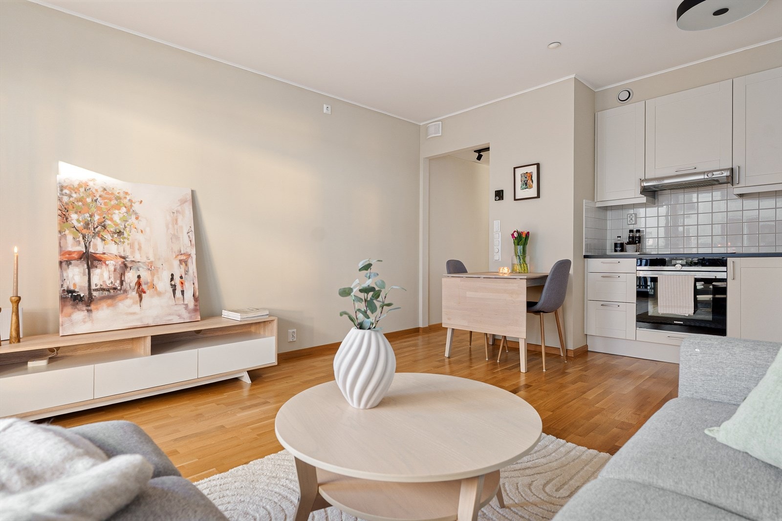 Her er det plass til både sofagruppe og spisebord. Galleribilde