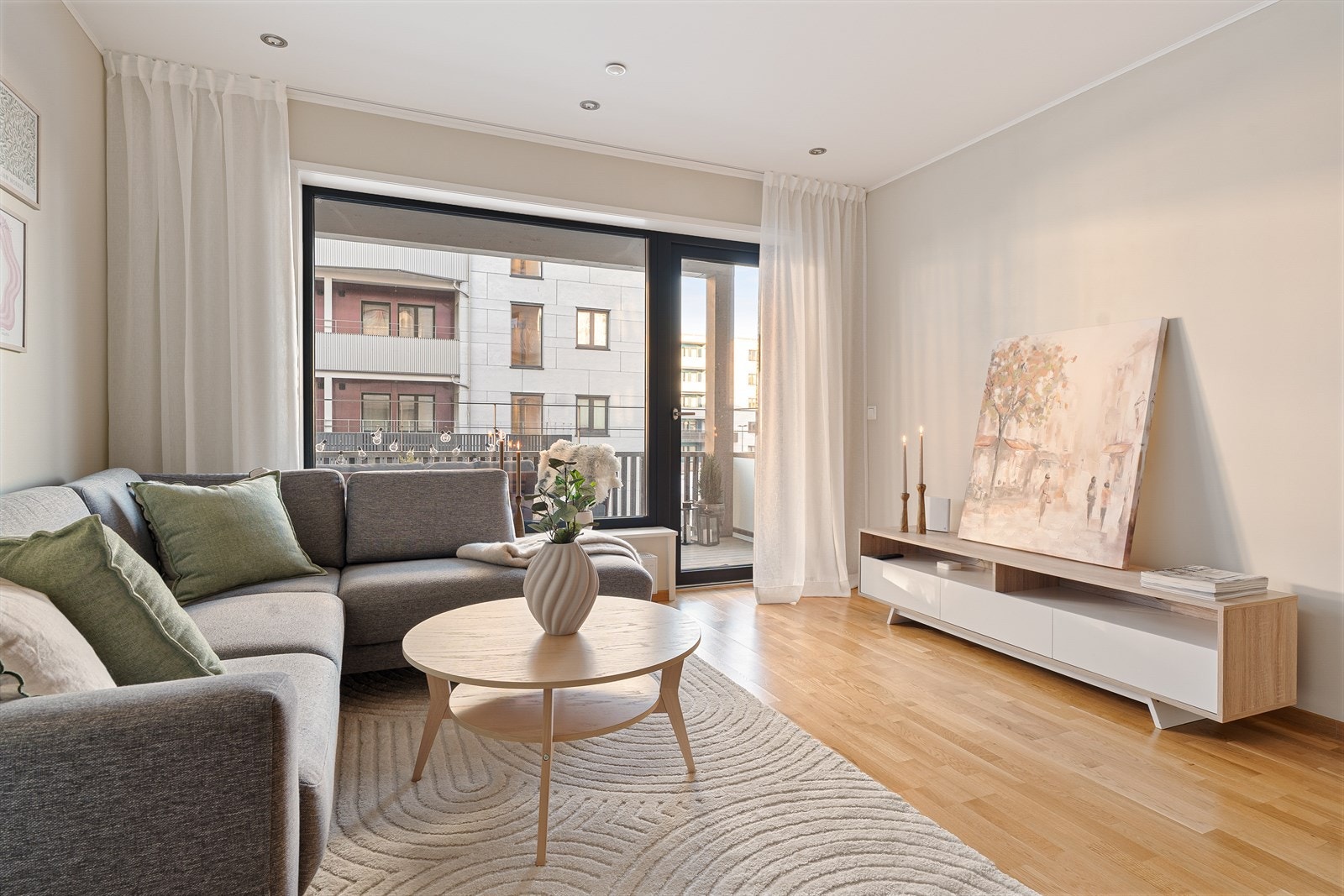 Stort vindu gir rommet godt med dagslys. Galleribilde