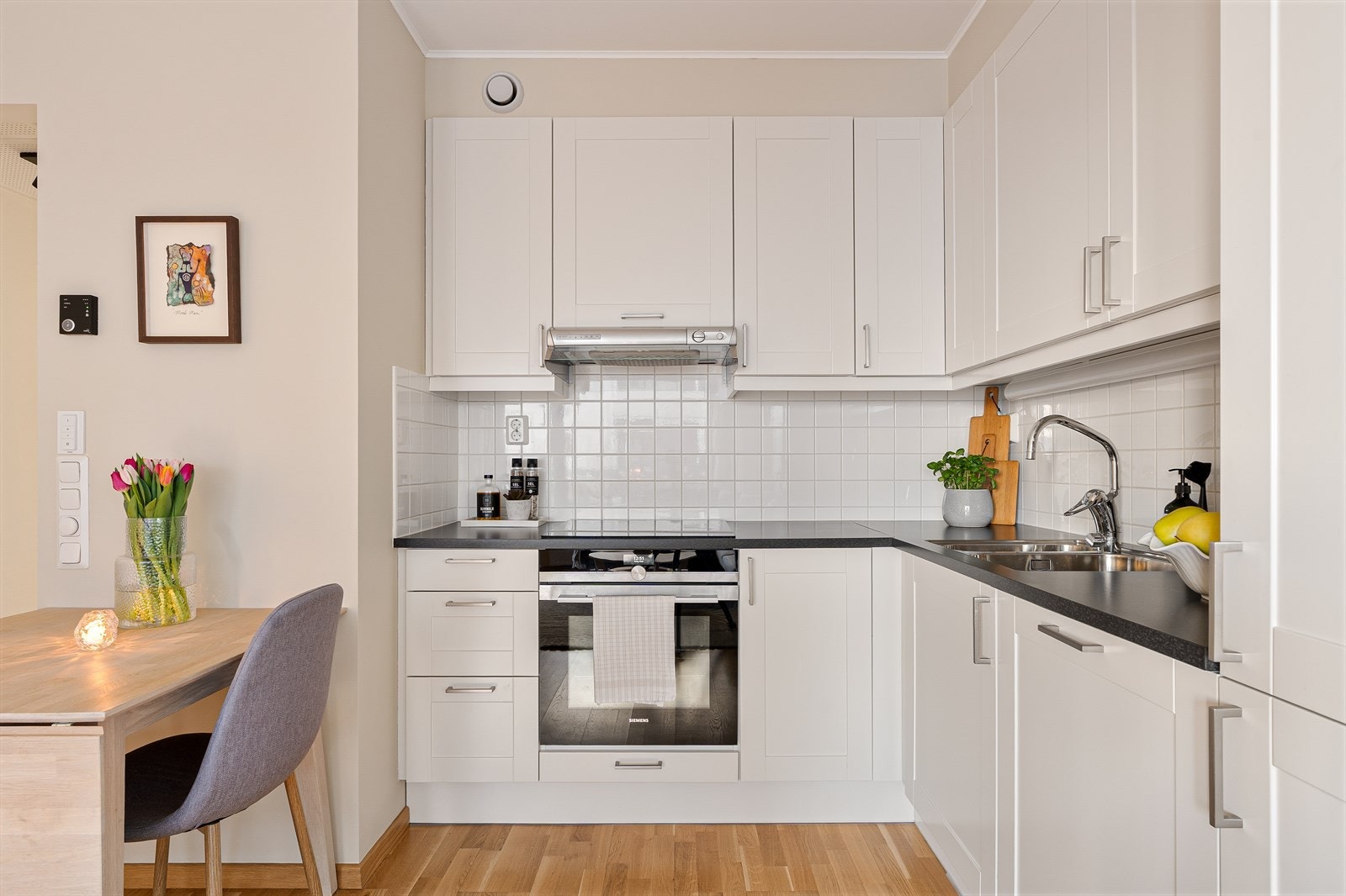 Kjøkkenet er utstyrt med integrerte hvitevarer som platetopp og stekeovn. Kombinert kjøleskap/frys og oppvaskmaskin er pent skjult bak kjøkkenfronter. Galleribilde