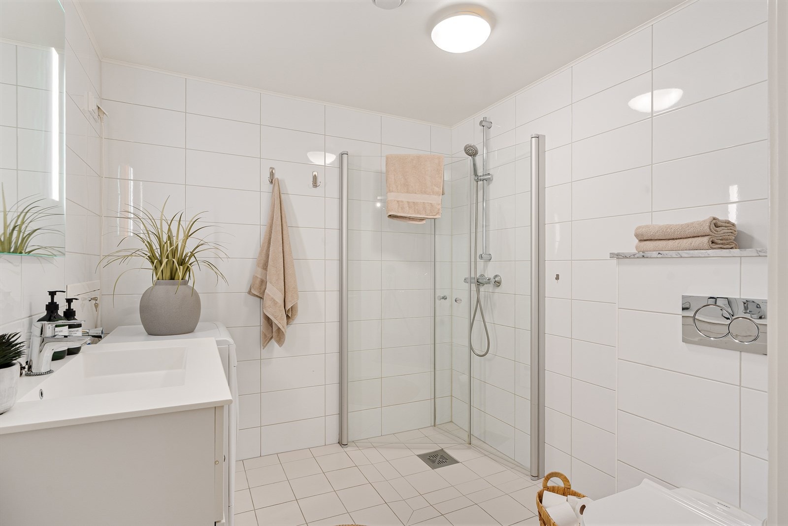 Her er det innredet med dusjhjørne, servant, toalett og opplyst speil. Det er også plass til vaskemaskin. Galleribilde