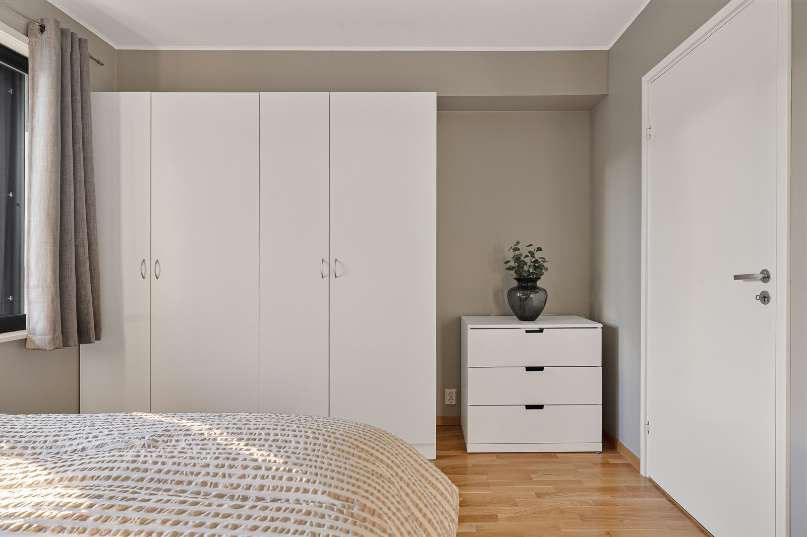 Her er det godt med plass til både seng og øvrige møblement. Det er også innredet med et stort garderobeskap. Galleribilde