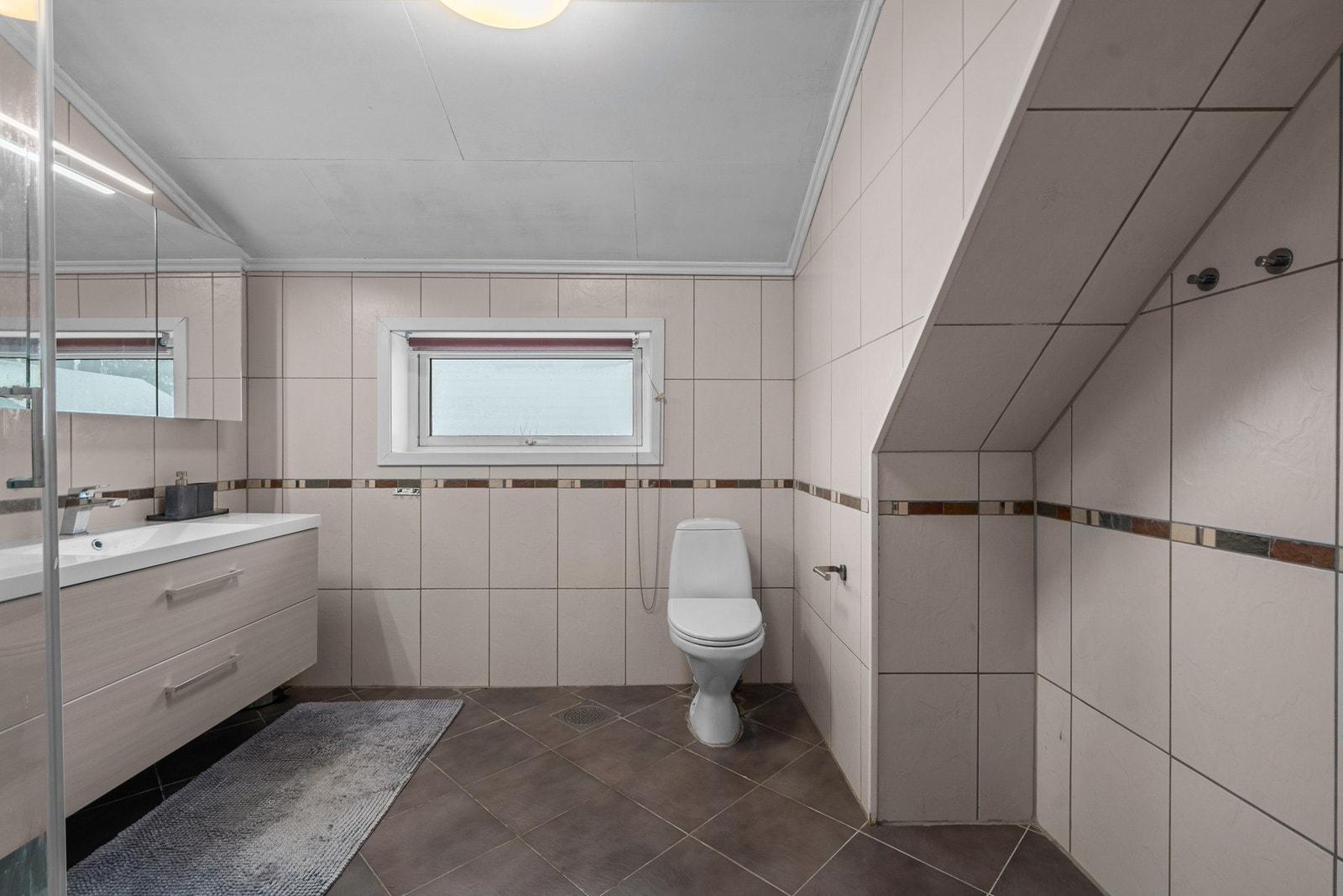 Bad i 2. etasje med flislagte overflater, god gulvplass og praktisk innredning. Galleribilde
