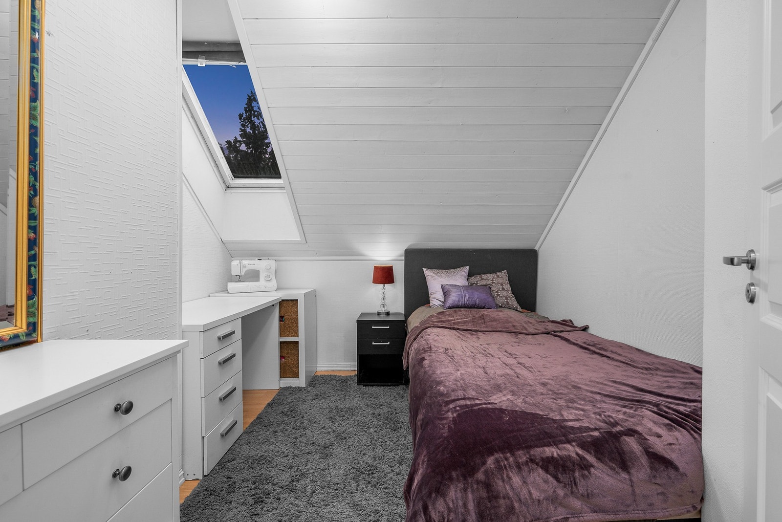 Ytterligere soverom med arealeffektiv løsning og plass til både seng og oppbevaring. Galleribilde