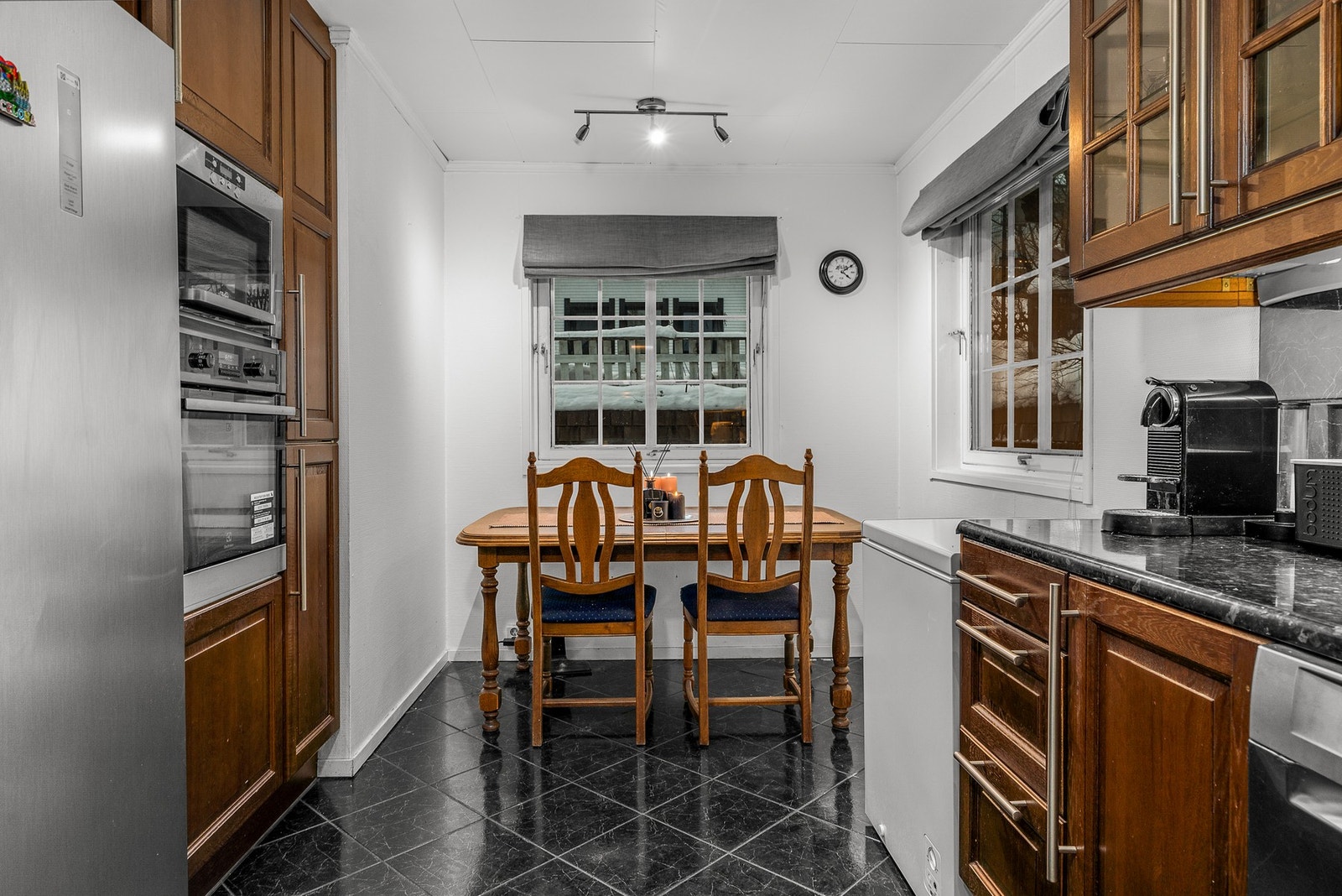 Egen spiseplass på kjøkkenet med god plass til bord. Galleribilde