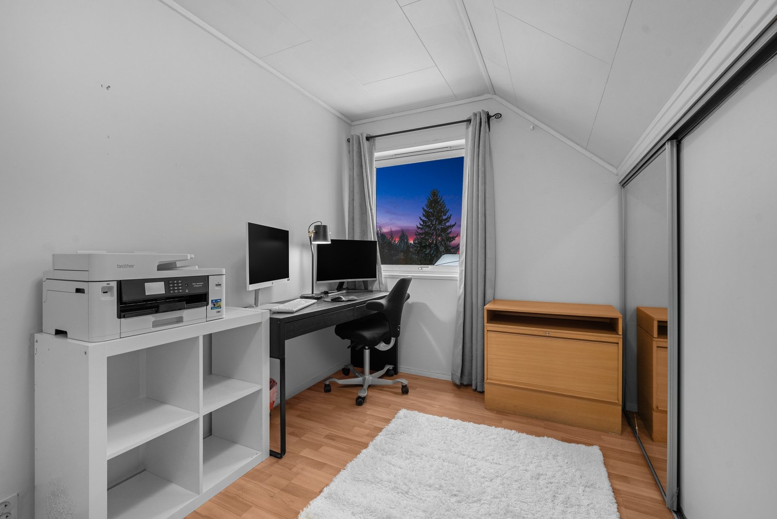 Allsidig rom som enkelt kan tilpasses behov som soverom, kontor eller gjesterom. Galleribilde