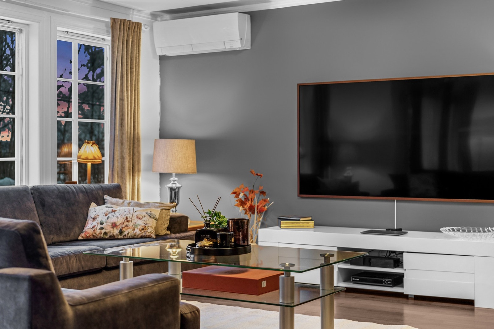 Nærbilde som fremhever rommets rolige fargevalg og helhetlige uttrykk, med veggmontert varmepumpe. Galleribilde