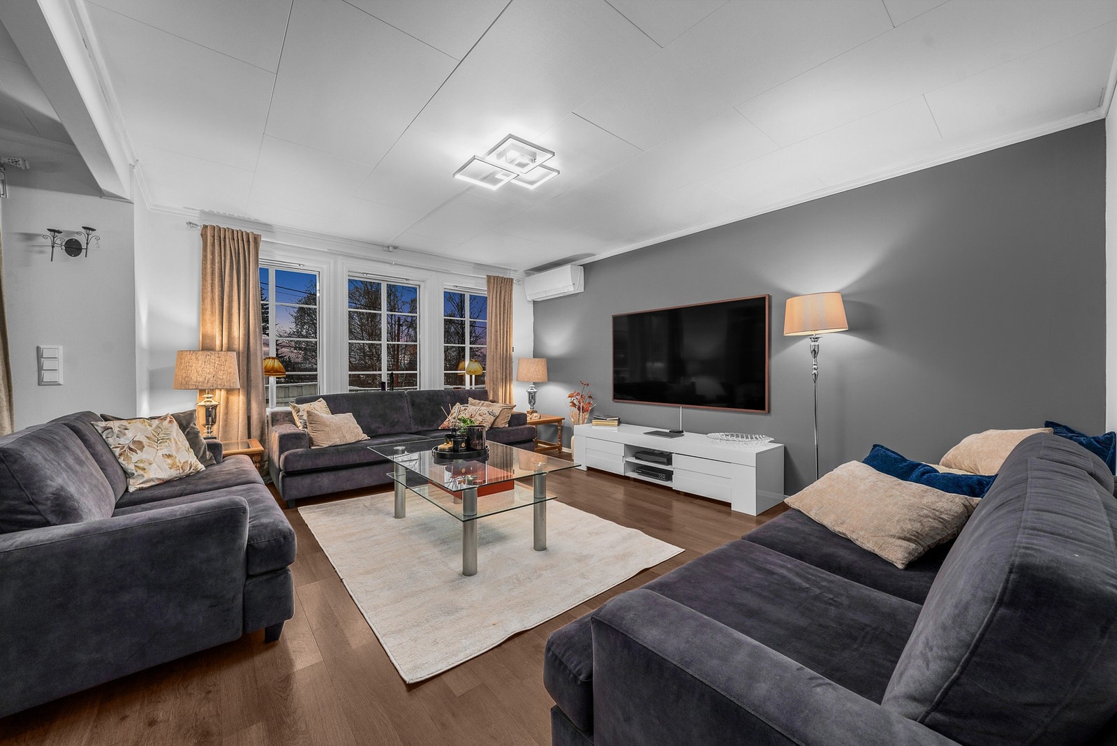 Lys og innbydende stue med god romfølelse og naturlig plass til både sofagruppe og mediemøbler. Galleribilde