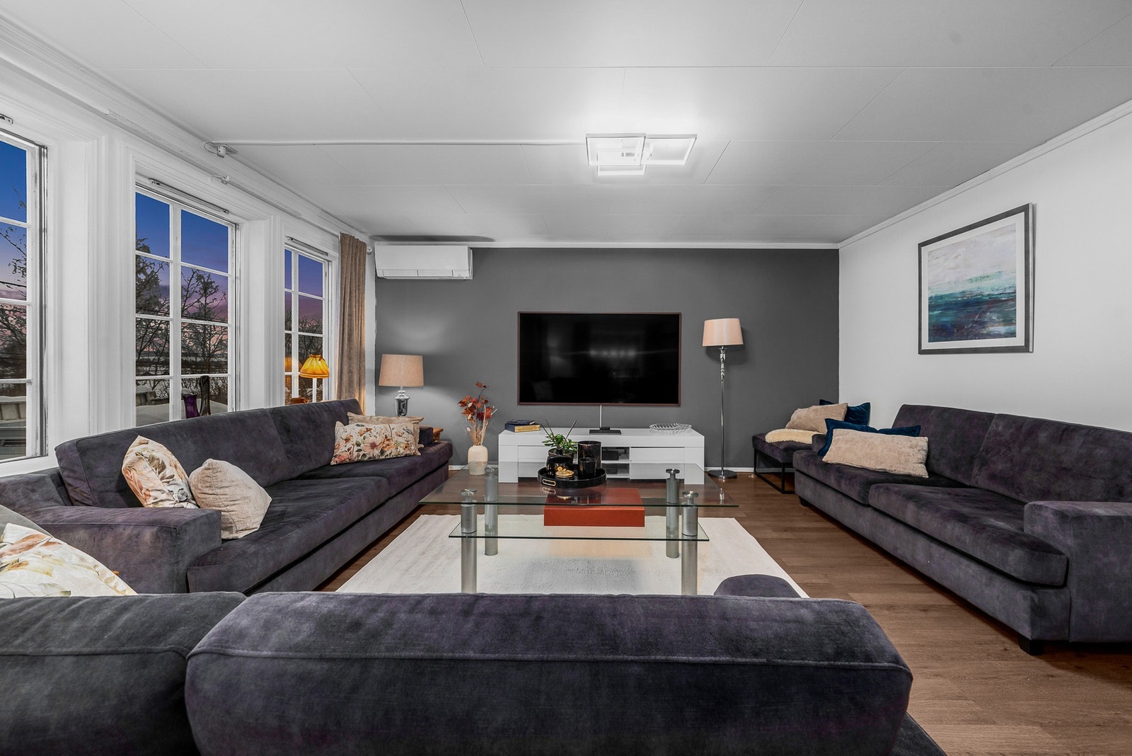 Romslig stue med gode møbleringsmuligheter og store vindusflater som gir rikelig med naturlig lys. Galleribilde