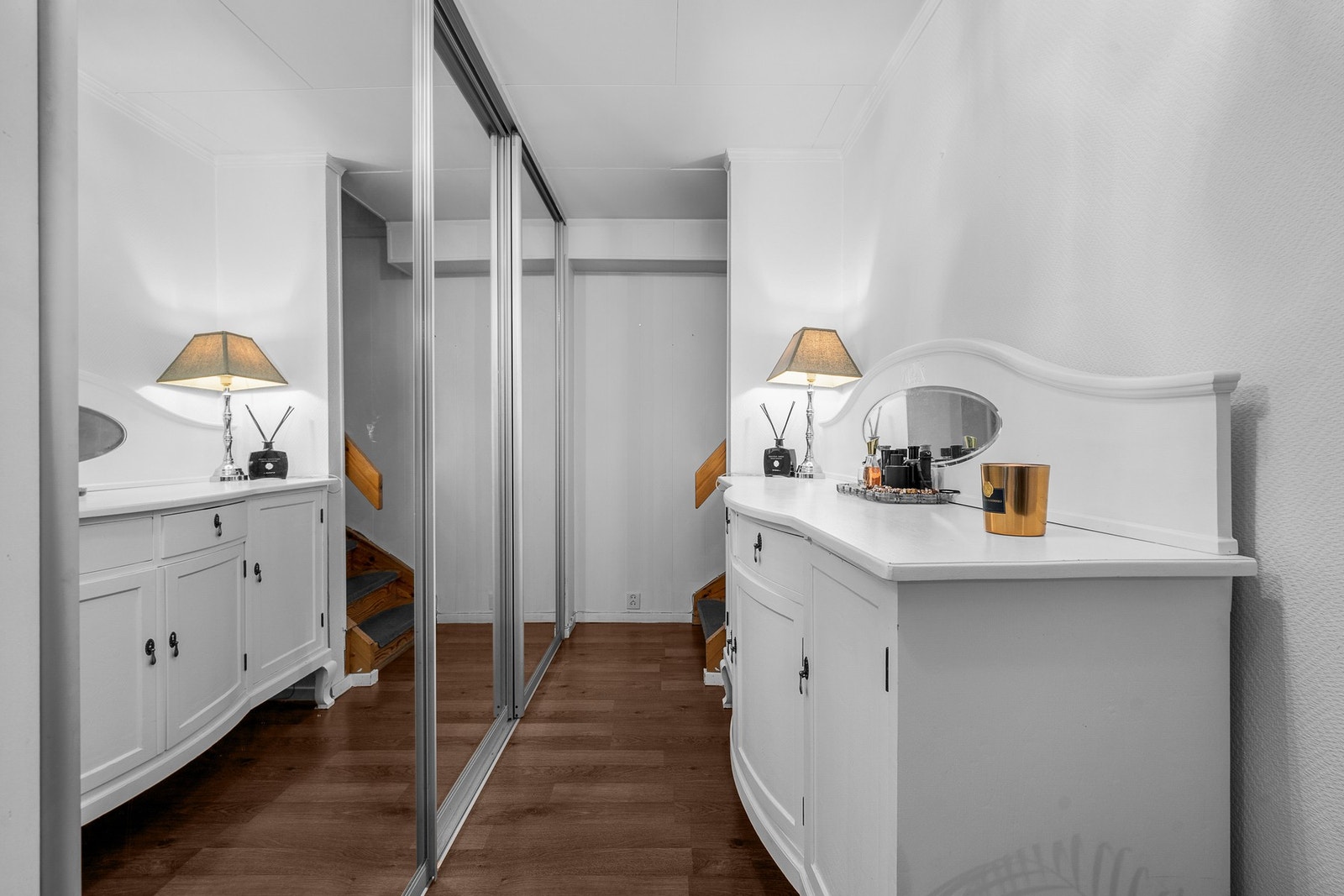 Gang med ryddig preg og skyvedørsgarderobe som gir god oppbevaringsplass. Galleribilde