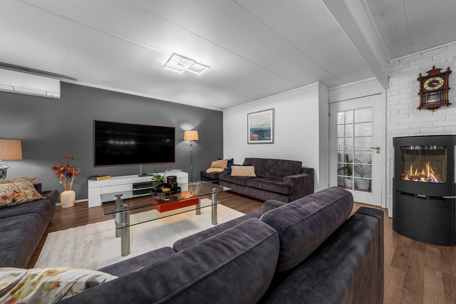 Stuen kompletteres av peis som bidrar til ekstra varme og en lun atmosfære i rommet. Galleribilde