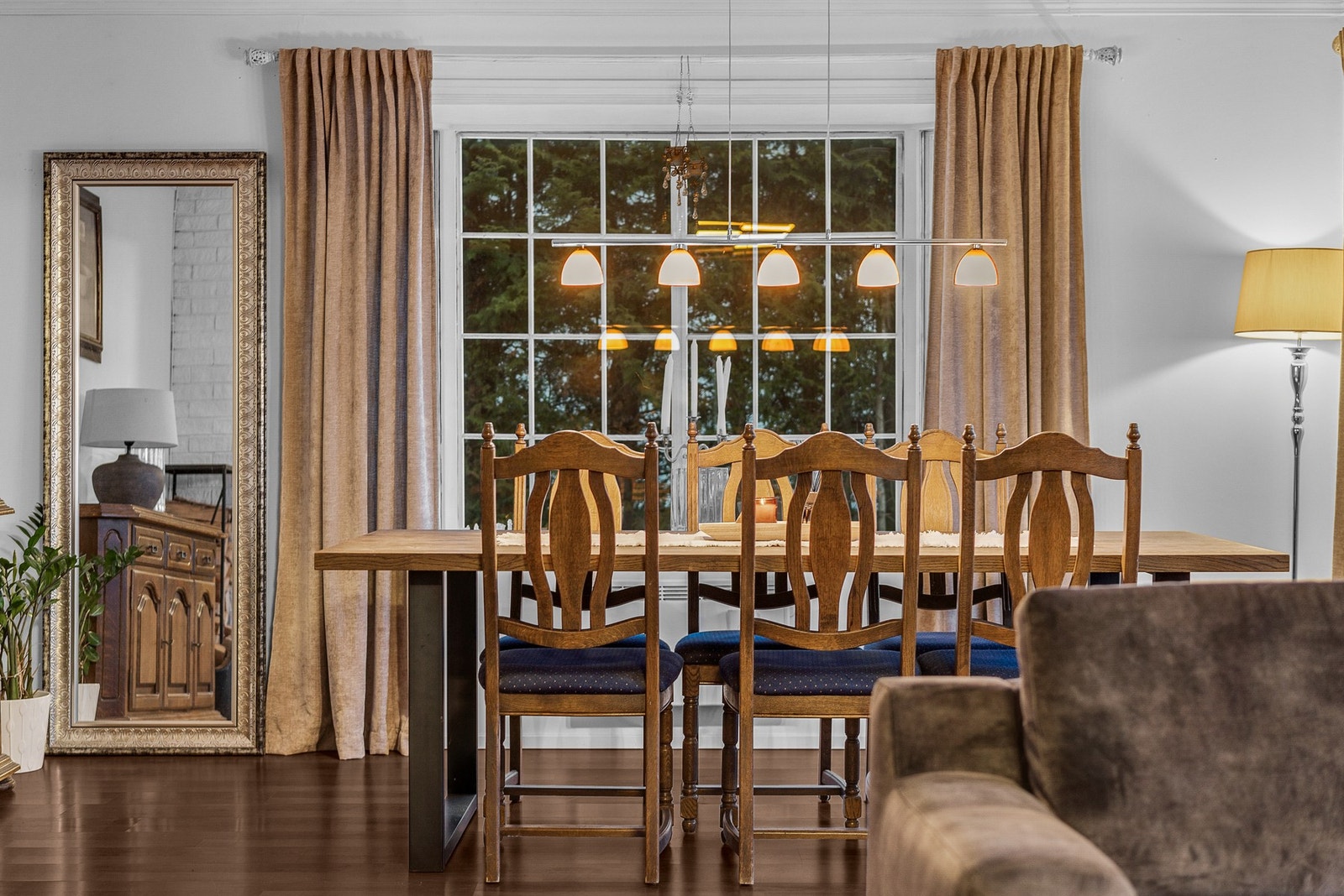 Spiseplass med god plass til langbord og hyggelige rammer for både hverdag og selskap. Galleribilde