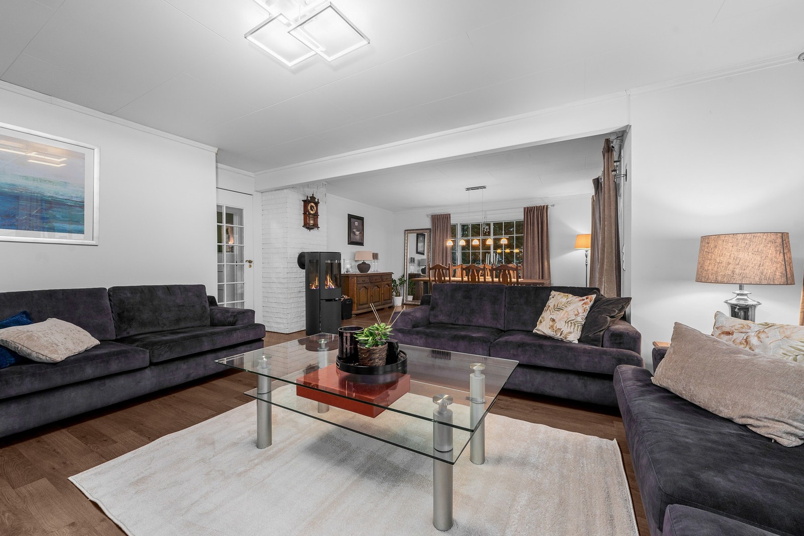 God romflyt mellom oppholdsrommene gir en åpen og behagelig romopplevelse. Galleribilde