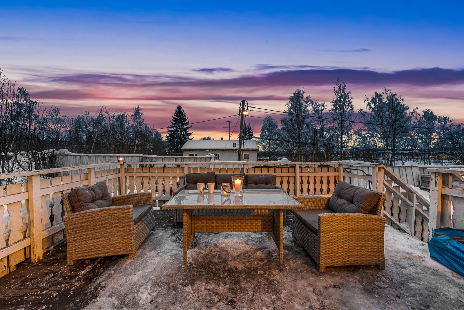 Terrasse med god plass til utemøbler og hyggelige rammer for opphold utendørs. Galleribilde