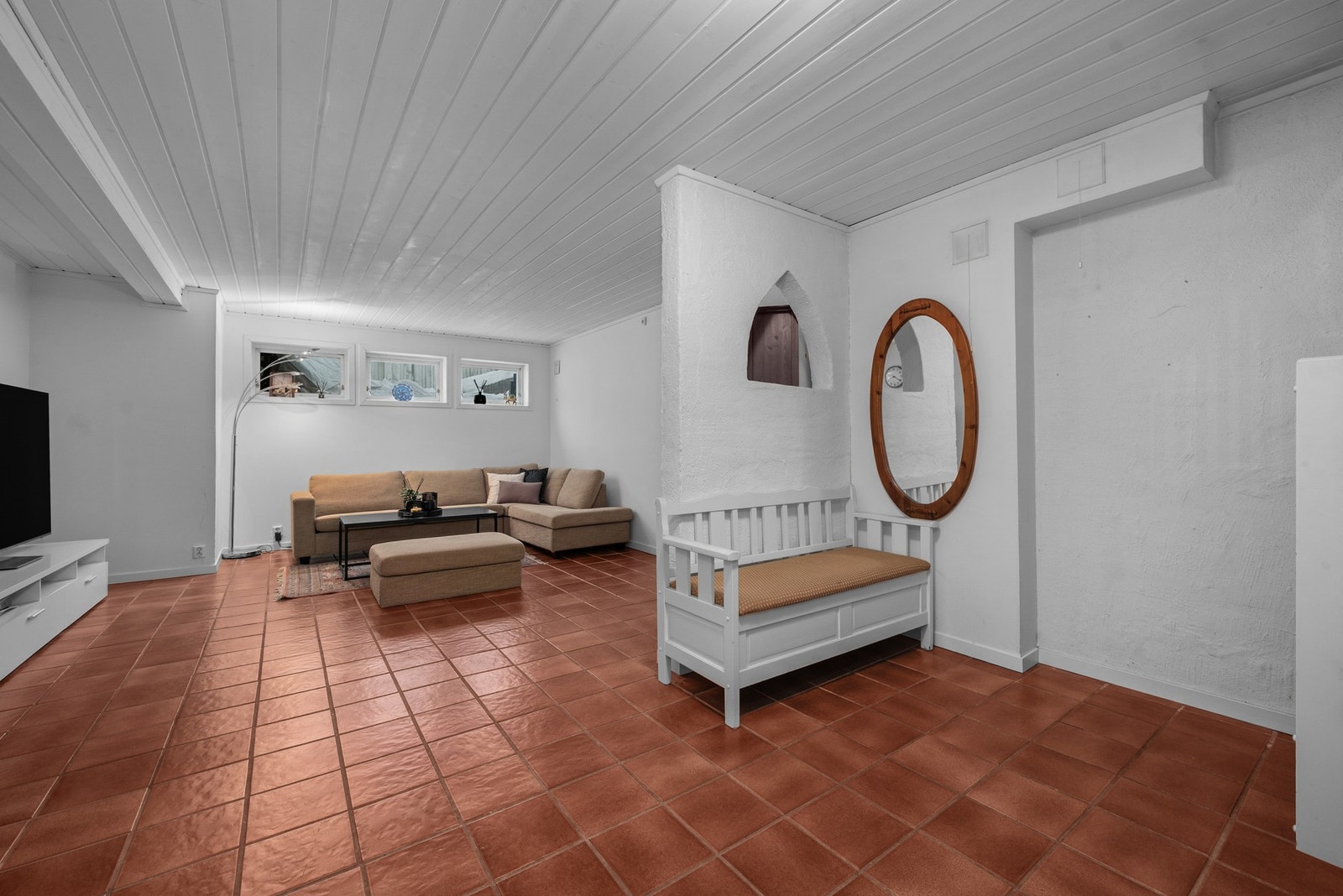 Romslig kjellerstue med god gulvplass og fleksible møbleringsmuligheter. Galleribilde