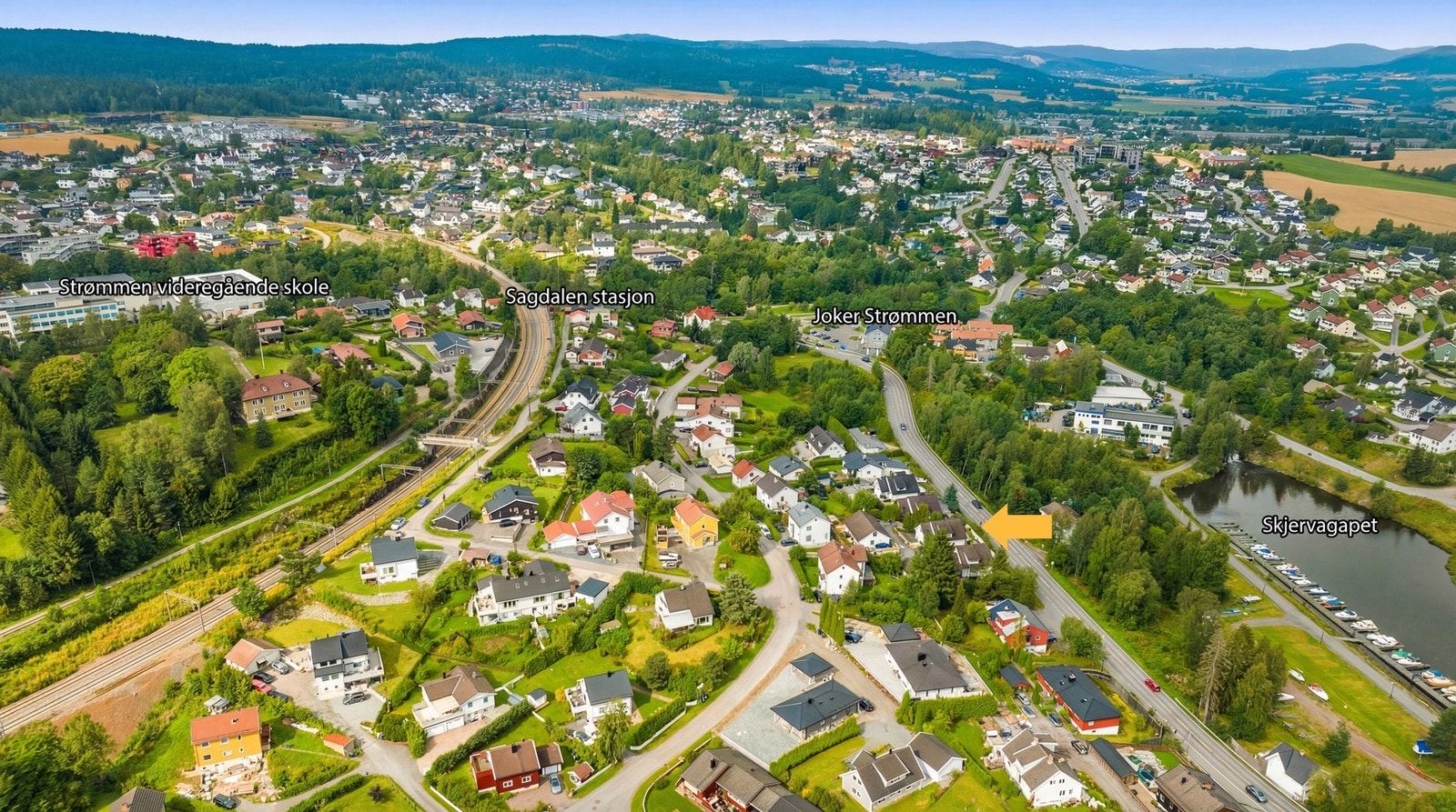 Boligen har en sentral beliggenhet på Strømmen med kort vei til søndagsåpen Joker, Sagdalen stasjon og Strømmen videregående skole. Galleribilde