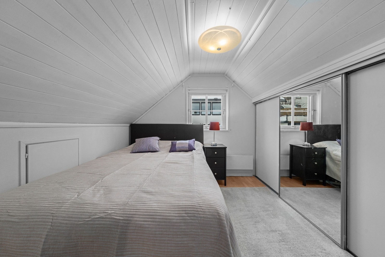 Soverom med god gulvplass, skyvedørsgarderobe og rolig atmosfære. Galleribilde