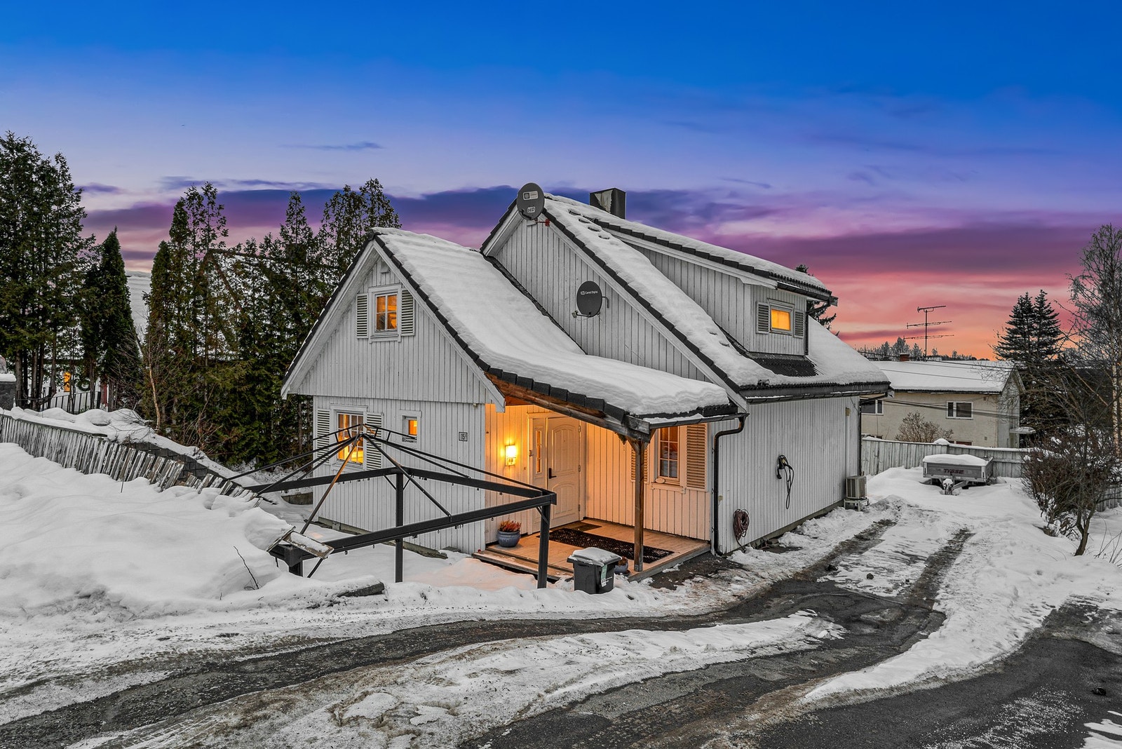 Det er varmekabler i innkjørsel til boligen som går på eget kurs i sikringsskapet. Det er også elbillader på parkeringplassen. Videre er det lagt inn varmekabler i fellesveien til boligen. Galleribilde