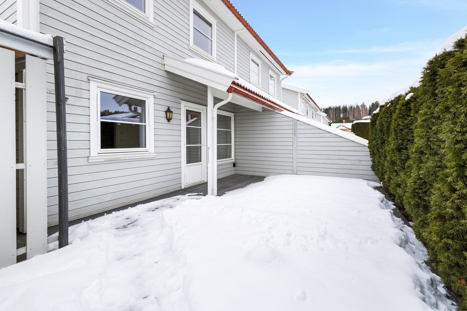 Den store, sørvendte terrassen på 36 m² har en overbygget del utenfor stuedøren. Galleribilde