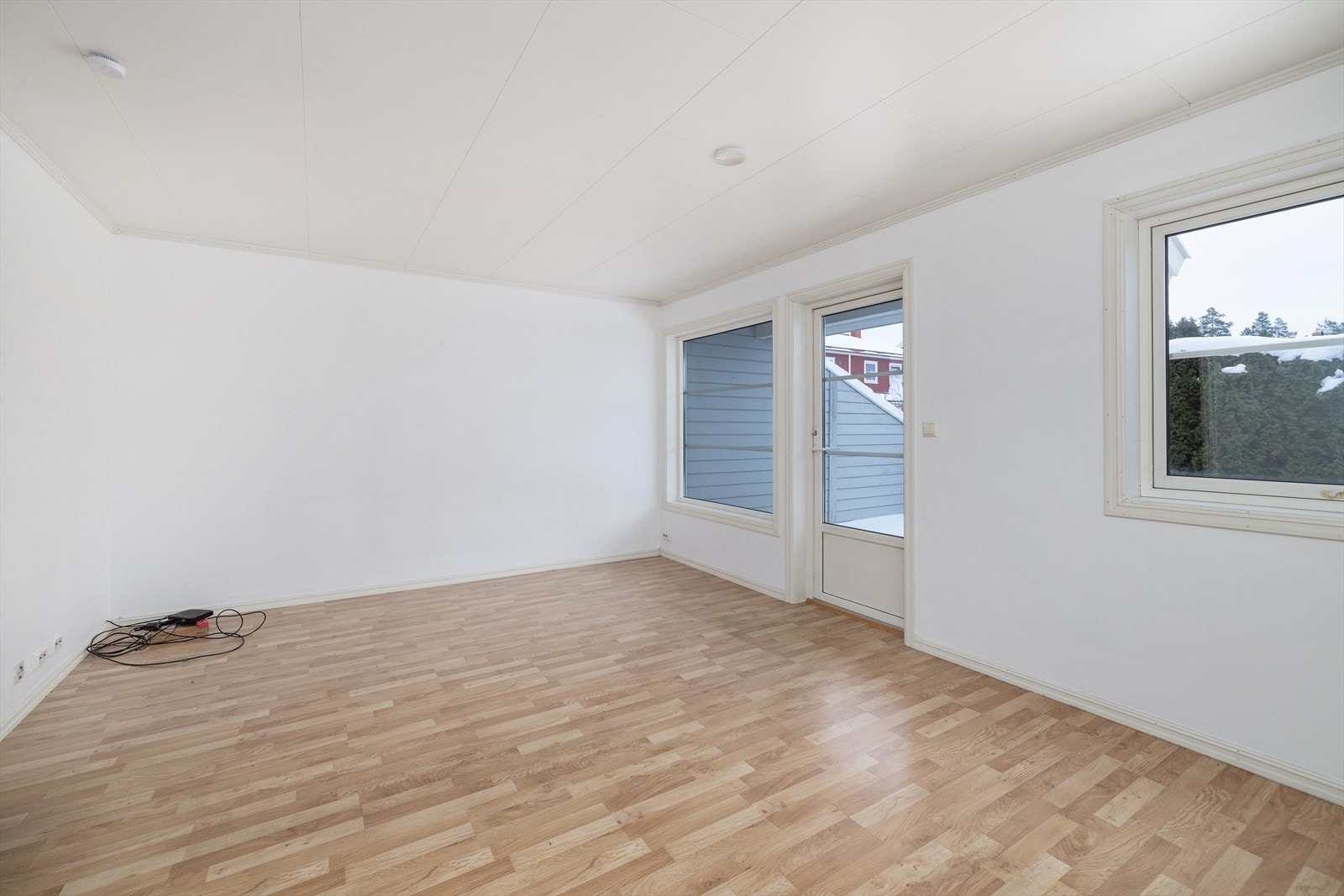 Fra stuen er det direkte utgang til den sørvendte terrassen via en terrassedør fra byggeåret. Galleribilde