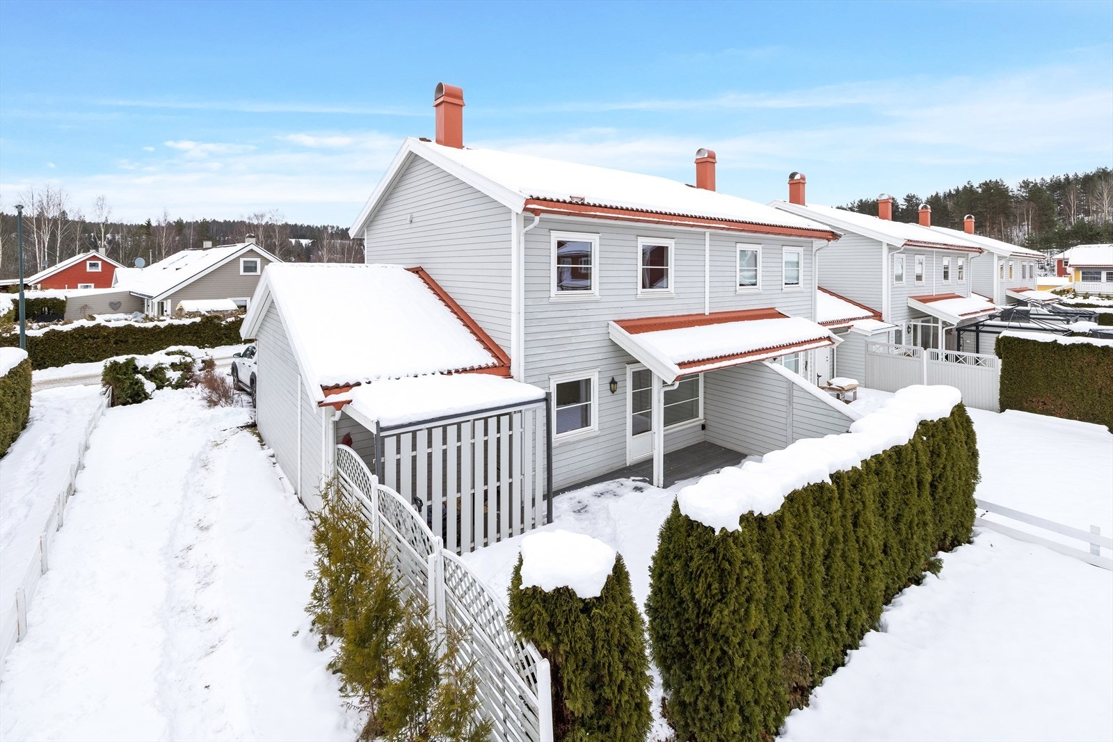 Yttervegger i tre med liggende kledning. Borettslaget planlegger utvendig maling sommeren 2026. Galleribilde