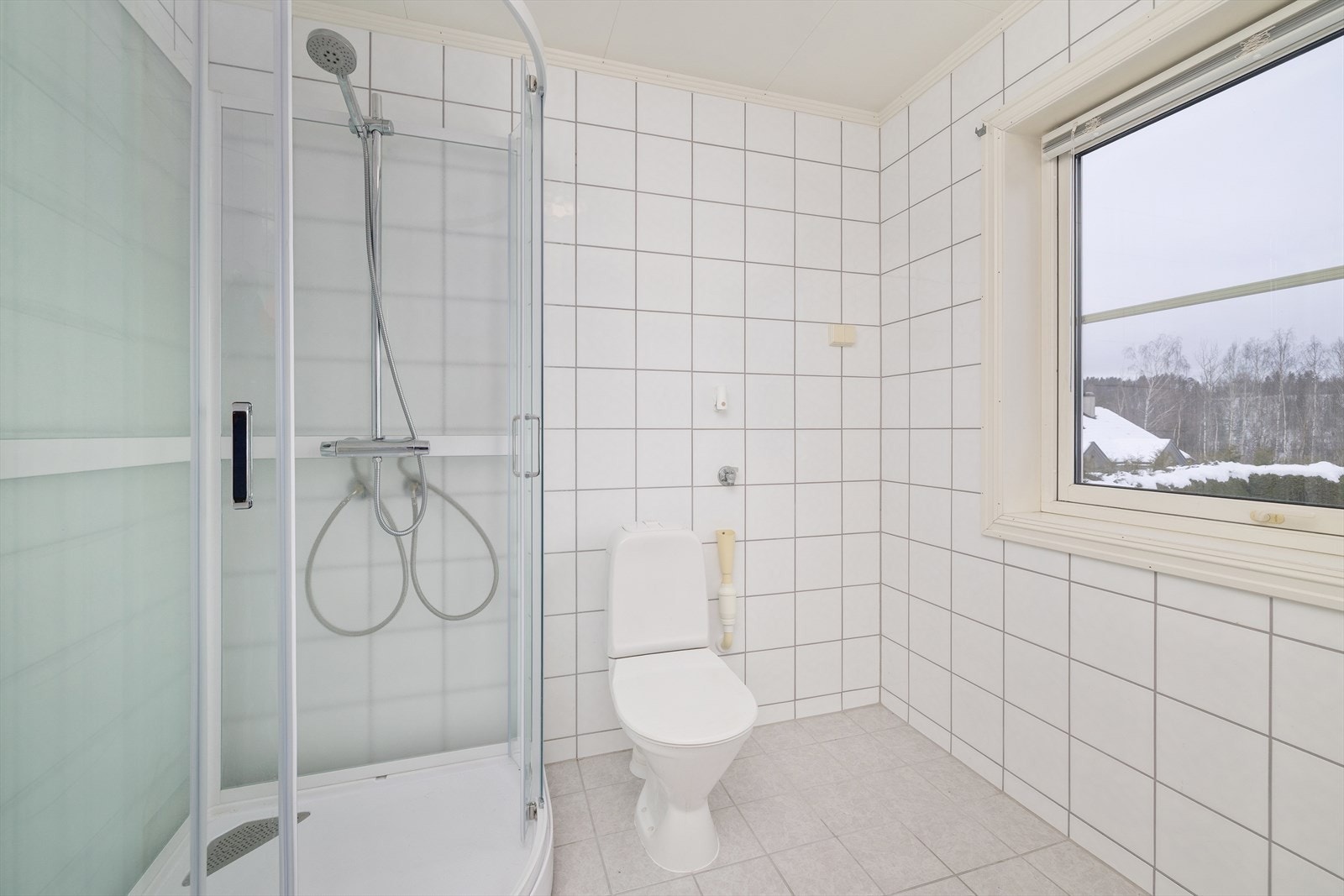 Badet er utstyrt med et nyere dusjkabinett, toalett og har opplegg for vaskemaskin. Galleribilde