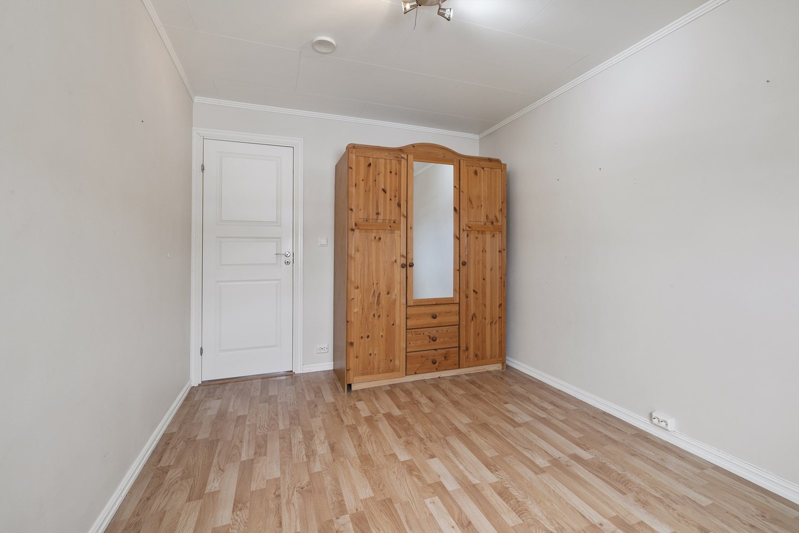 Boligen har tre soverom av god størrelse. Her er det plass til dobbeltseng og garderobeløsning. Galleribilde