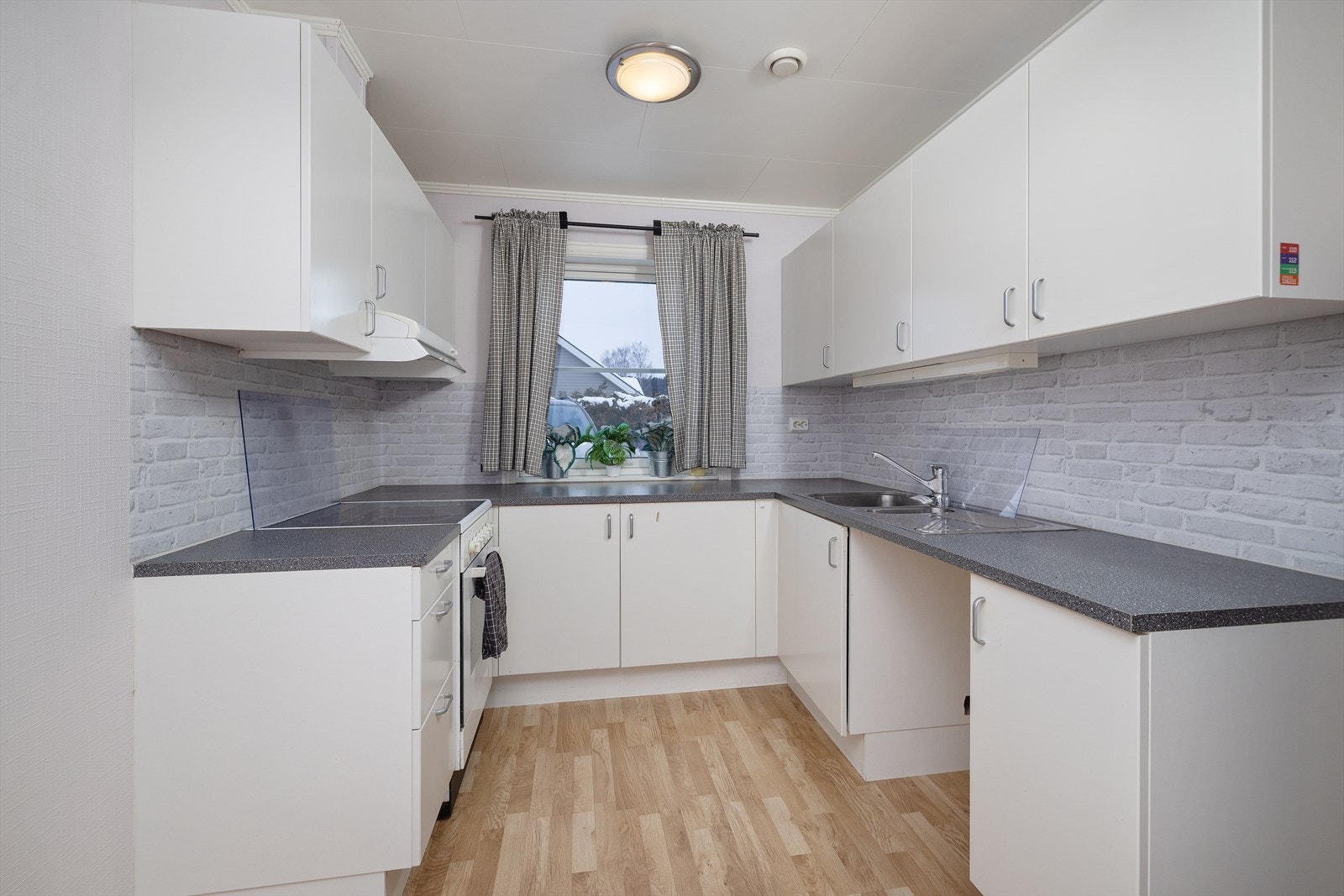 Godt med skap- og benkeplass, med laminat benkeplate og opplegg for oppvaskmaskin. Galleribilde