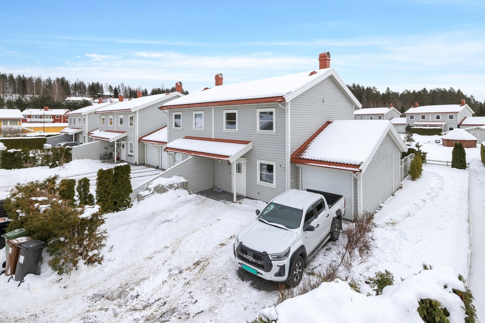 Velkommen til Hvervenentunet og denne innholdsrike halvparten av en tomannsbolig med garasje. Foto: Morten Norman Larsen Galleribilde