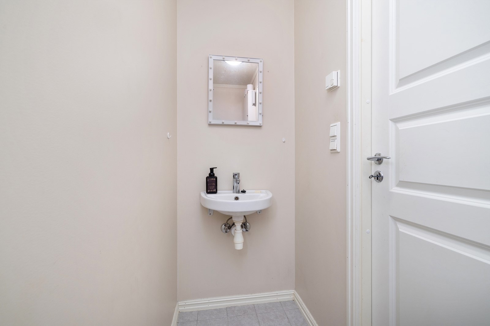 Rommet har elektrisk gulvvarme for ekstra komfort og balansert ventilasjon. Galleribilde