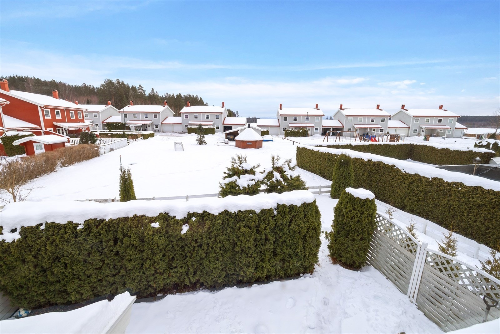 Boligen ligger i et etablert område med fine turområder rett utenfor døren. Galleribilde