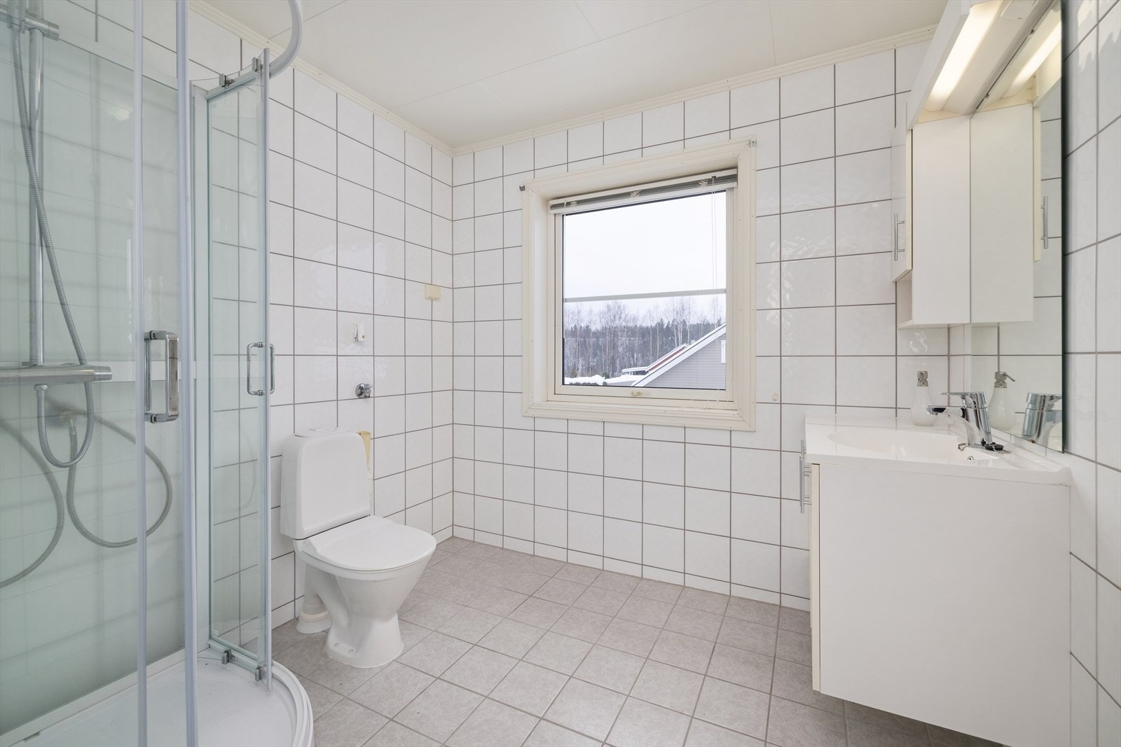 Elektrisk gulvvarme på badet gir en behagelig start på dagen. Galleribilde