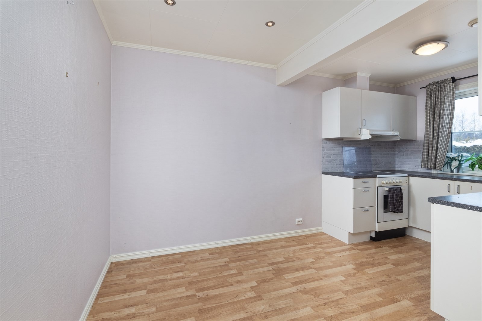 I tilknytning til kjøkkenet er det god plass for en spisebord, i tilsvarende boliger er veggen mellom kjøkken og stue fjernet. Galleribilde