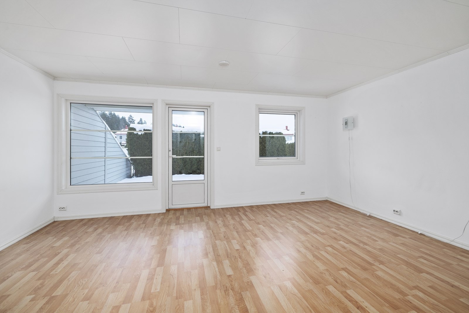 Stuen har laminat på gulvet, malte glatte flater på veggene og takplater i himling. Galleribilde