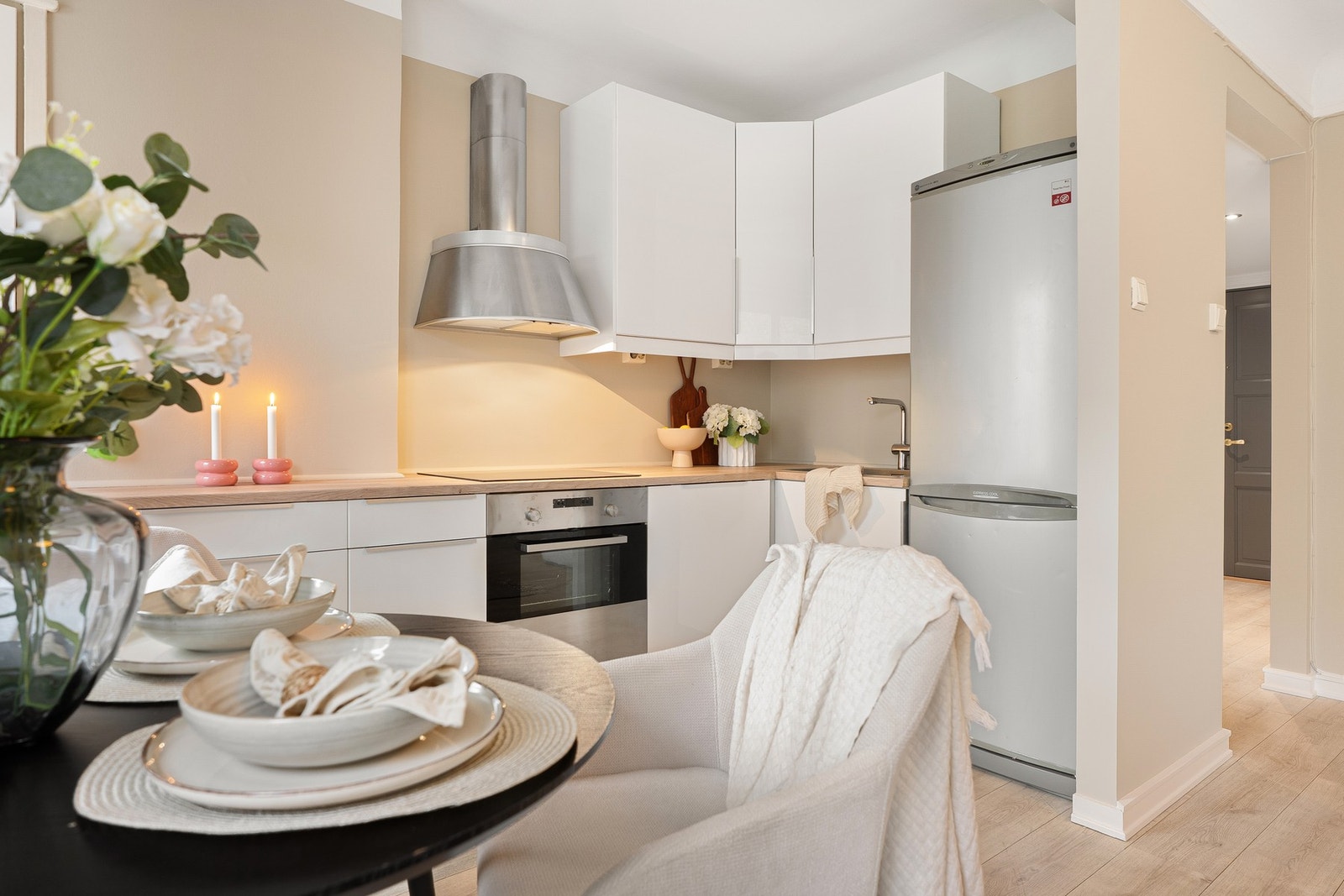 Stuen har en åpen sosial kjøkkenløsning. Galleribilde