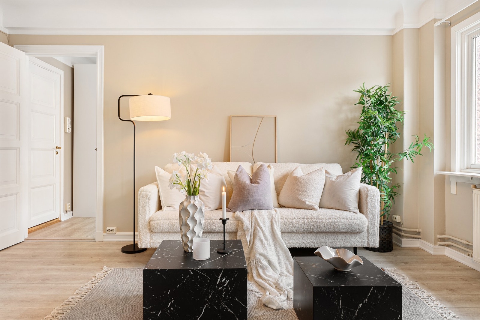 Rommet oppleves som romslig og har god plass både til spisebord, sofaløsning og mediemøblement. Galleribilde