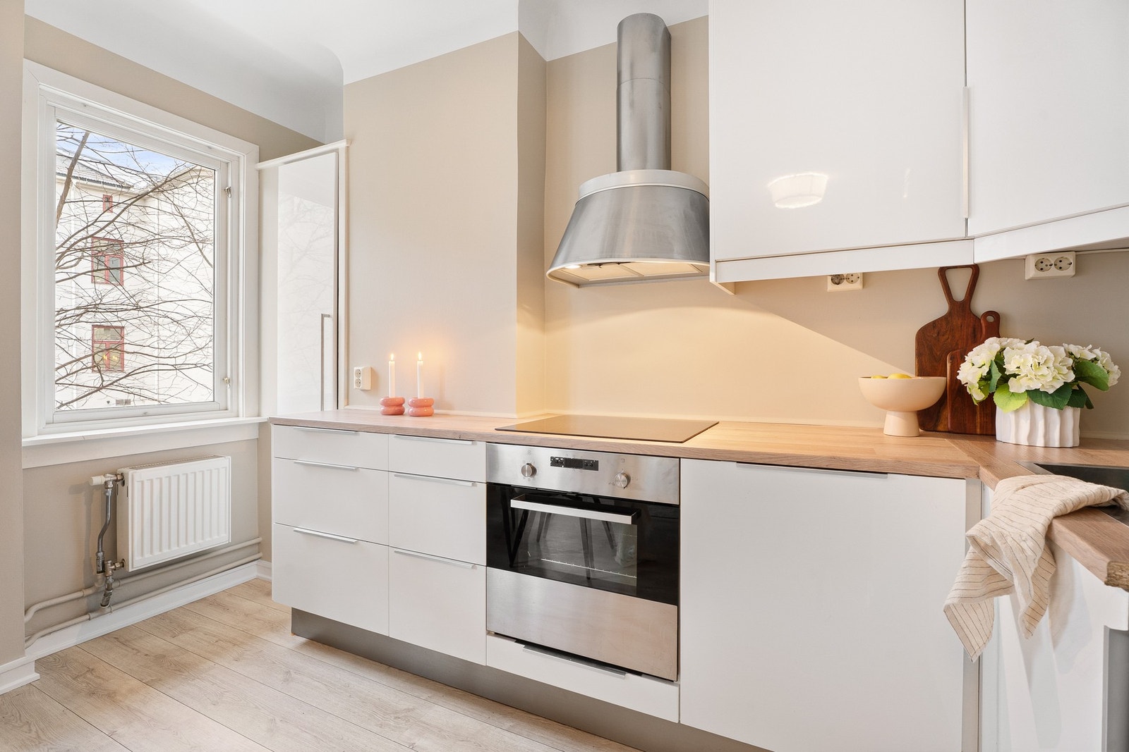 Kjøkkenet er utstyrt med integrert komfyr, steketopp og oppvaskmaskin. Frittstående kjøle- og fryseskap. Hvitevarer medfølger. Galleribilde