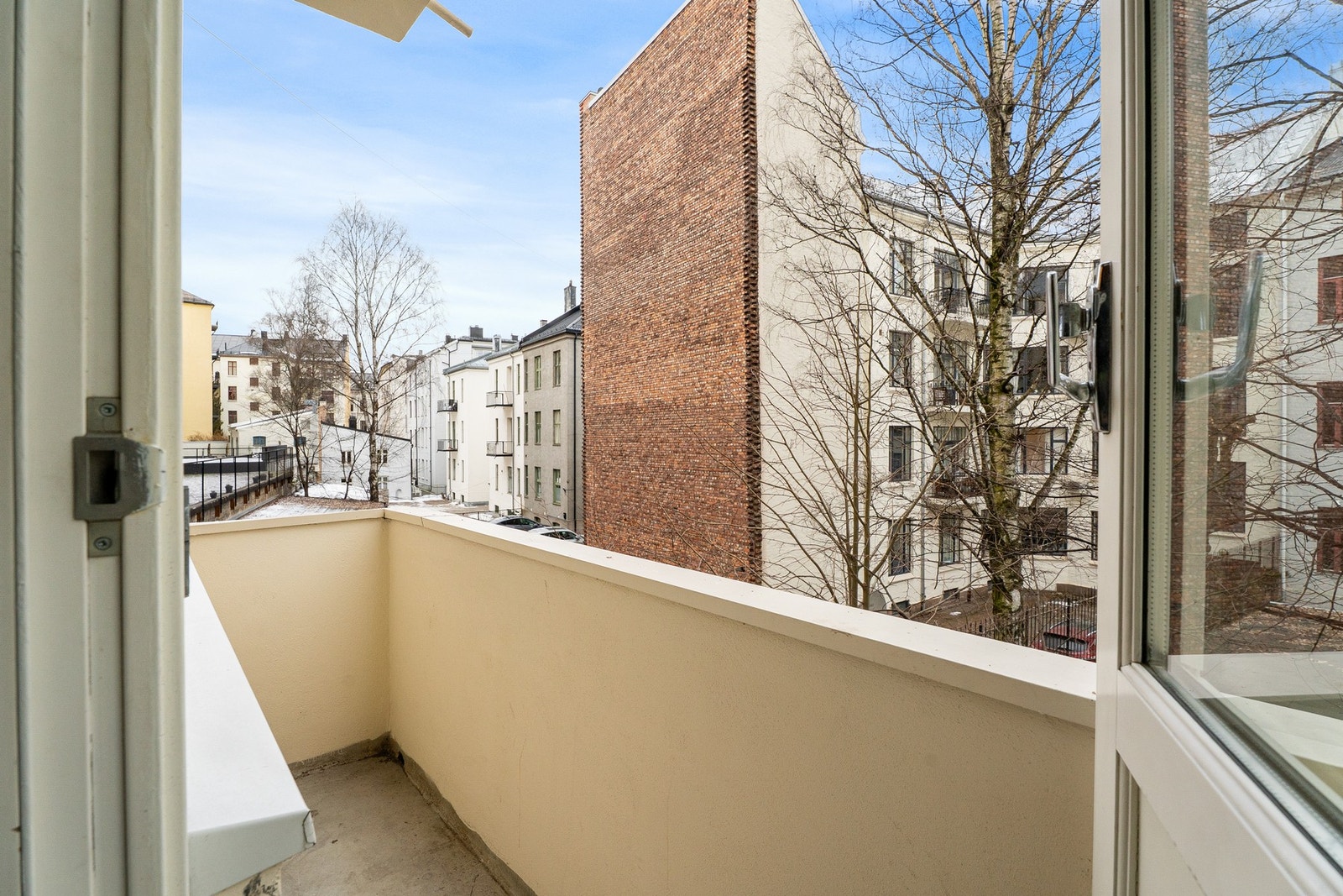 Leiligheten ligger i en høy og usjenert 1.etasje, inn mot bakgård, og er derfor godt skjermet fra bystøy. Galleribilde