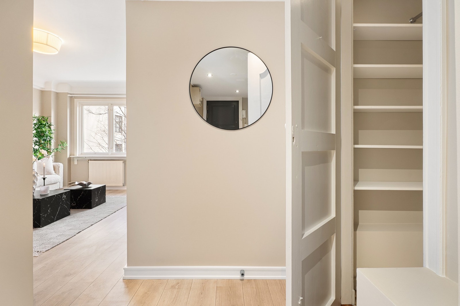 Trivelig og praktisk entré som gir et fint førsteinntrykk av boligen. Galleribilde