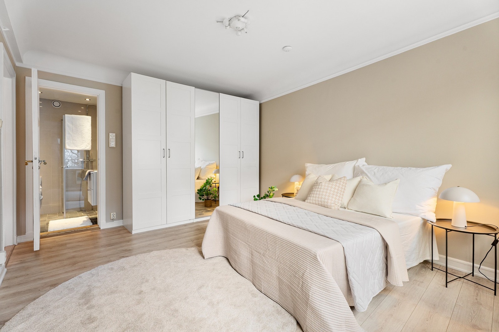 Fra soverommet er det tilgang til baderommet. Galleribilde