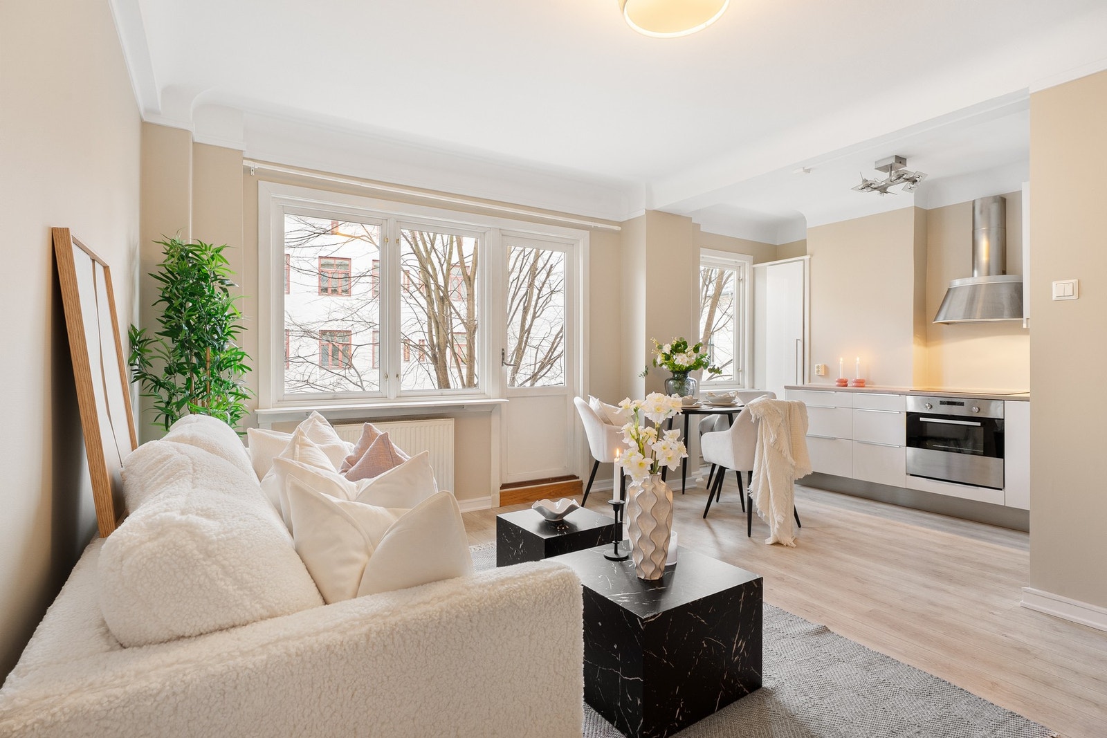 Lys og luftig stue med god takhøyde og fin atmosfære. Galleribilde